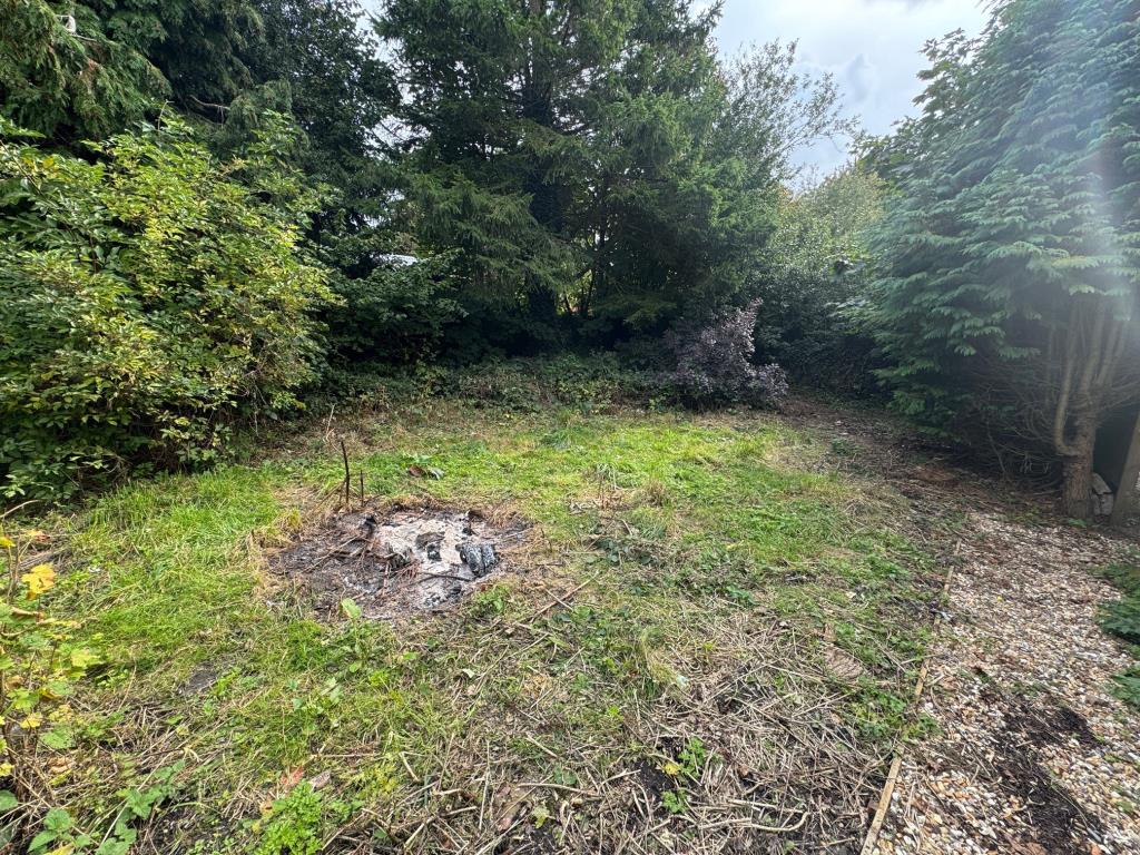 Lot: 45 - FREEHOLD SITE INCLUDING GARAGE AND LAND - Land